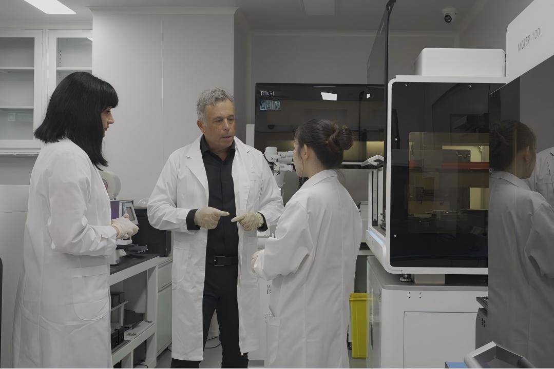 Prof. Yannis Pitsiladis and his team discuss in the smart laboratory powered by MGI's technology